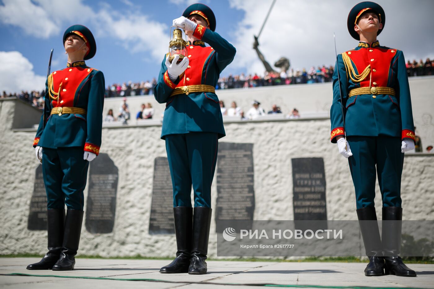 Зажжение Вечного огня в Зале Воинской Славы на Мамаевом кургане