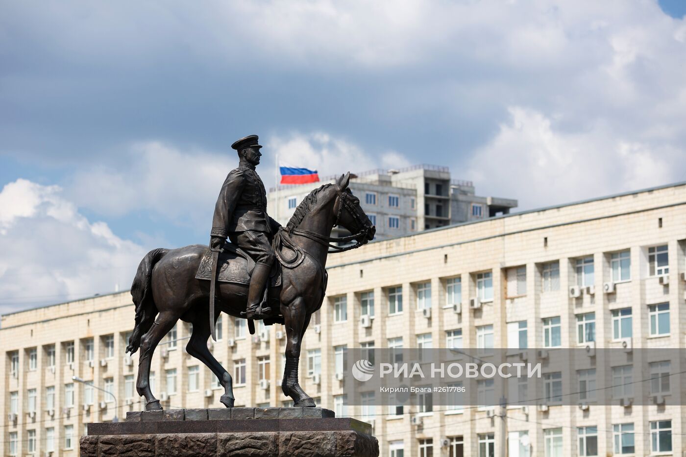 Памятник маршалу Рокоссовскому в Волгограде