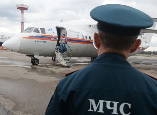 Самолет МЧС России доставил в Москву граждан, оказавшихся в зоне ЧС в Непале