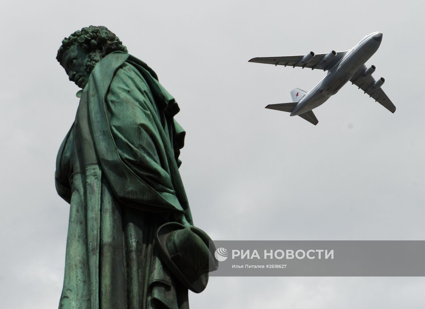 Репетиция воздушной части военного парада в Москве в ознаменование 70-летия Победы в Великой Отечественной войне 1941-1945 годов