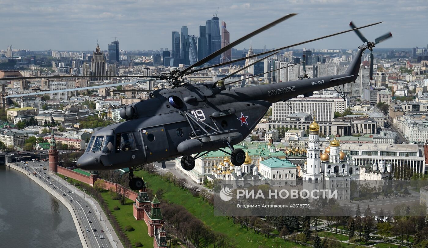 Репетиция воздушной части военного парада в Москве в ознаменование 70-летия Победы в Великой Отечественной войне 1941-1945 годов