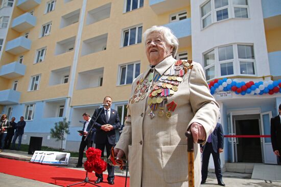 Ветеранам Крыма вручили ключи от новых квартир