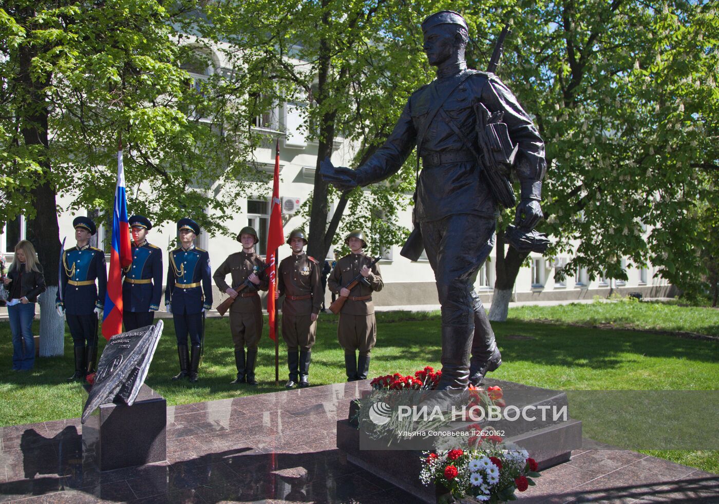 Открытие памятника фронтовому почтальону в Воронеже