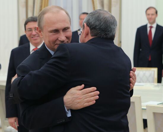 Президент России В.Путин провел встречу с председателем Государственного Совета Кубы Р.Кастро