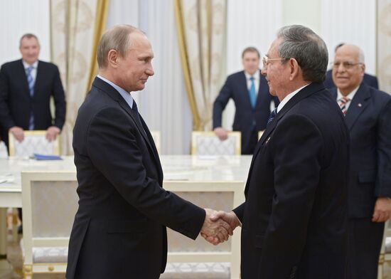 Президент РФ В.Путин провел встречу с главой Госсовета Кубы Р.Кастро
