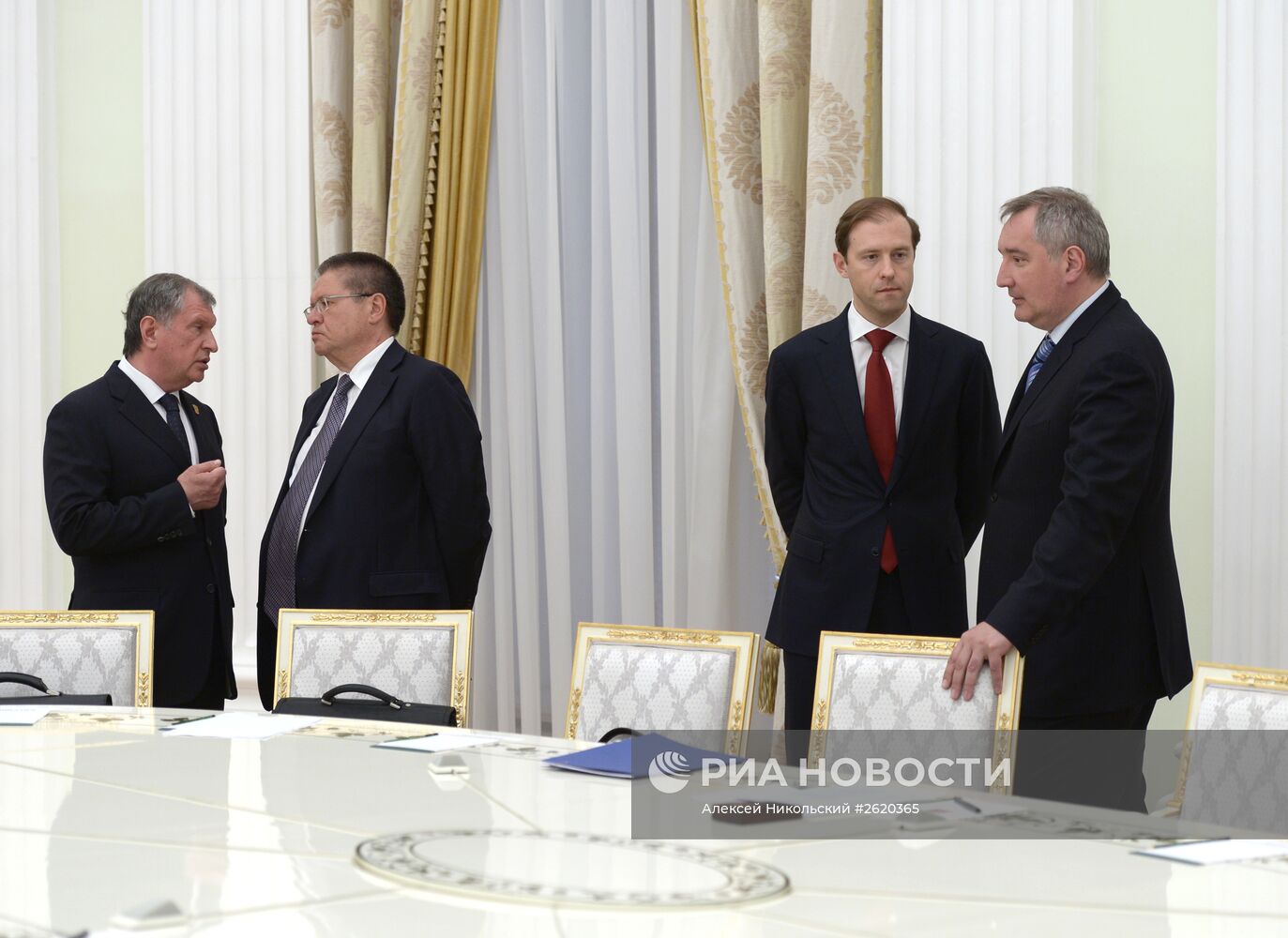 Президент РФ В.Путин провел встречу с главой Госсовета Кубы Р.Кастро