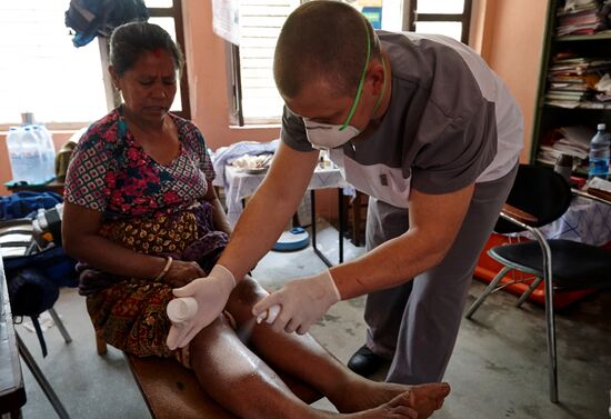 Российские медики оказывают помощь жителям Непала