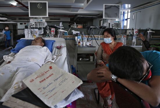 Пострадавшие от землетрясения в госпитале Бир в Катманду