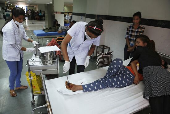 Пострадавшие от землетрясения в госпитале Бир в Катманду