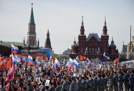 Шествие Региональной патриотической общественной организации "Бессмертный полк Москва" по Красной площади