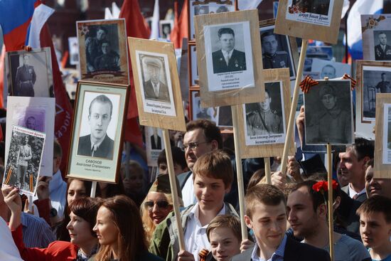 Шествие Региональной патриотической общественной организации "Бессмертный полк Москва" по Красной площади