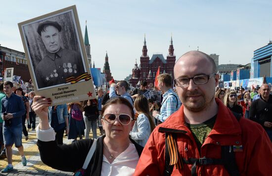 Шествие Региональной патриотической общественной организации "Бессмертный полк Москва" по Красной площади