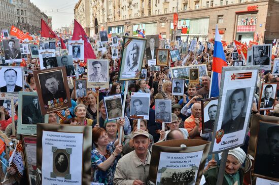 Шествие Региональной патриотической общественной организации "Бессмертный полк Москва" по Красной площади