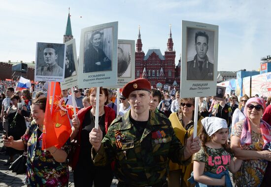 Шествие Региональной патриотической общественной организации "Бессмертный полк Москва" по Красной площади