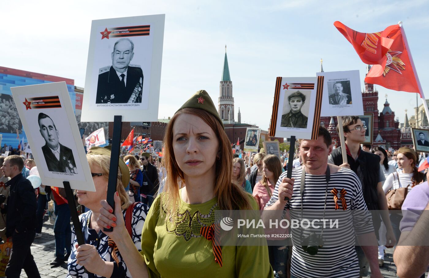 Шествие Региональной патриотической общественной организации "Бессмертный полк Москва" по Красной площади