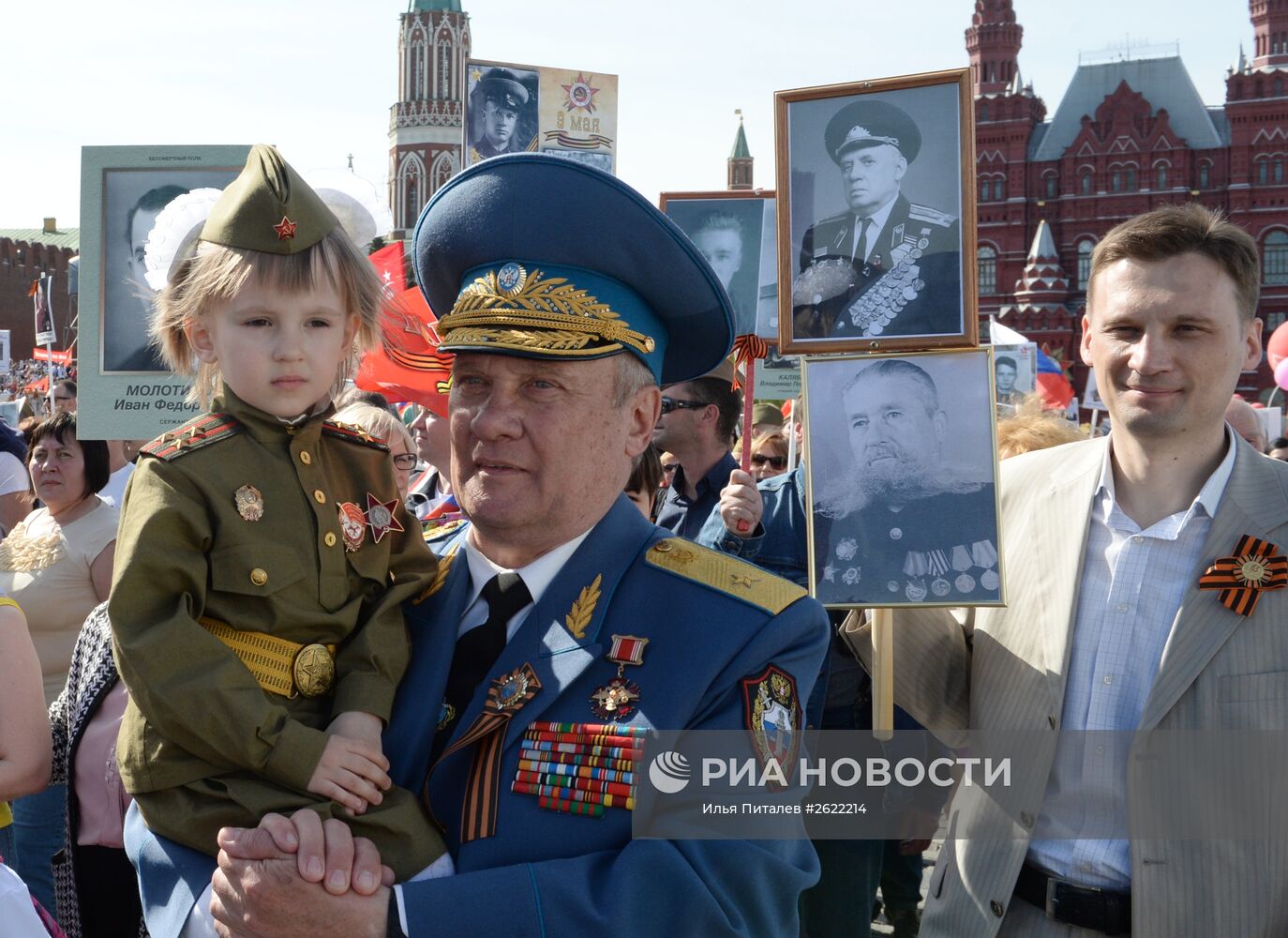 Шествие Региональной патриотической общественной организации "Бессмертный полк Москва" по Красной площади