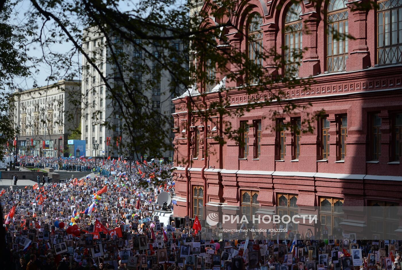 Шествие Региональной патриотической общественной организации "Бессмертный полк Москва" по Красной площади