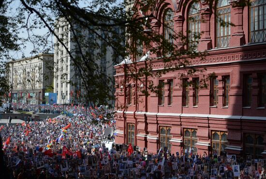 Шествие Региональной патриотической общественной организации "Бессмертный полк Москва" по Красной площади