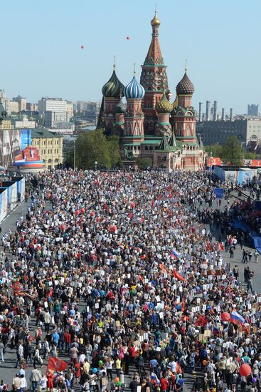 Шествие Региональной патриотической общественной организации "Бессмертный полк Москва" по Красной площади