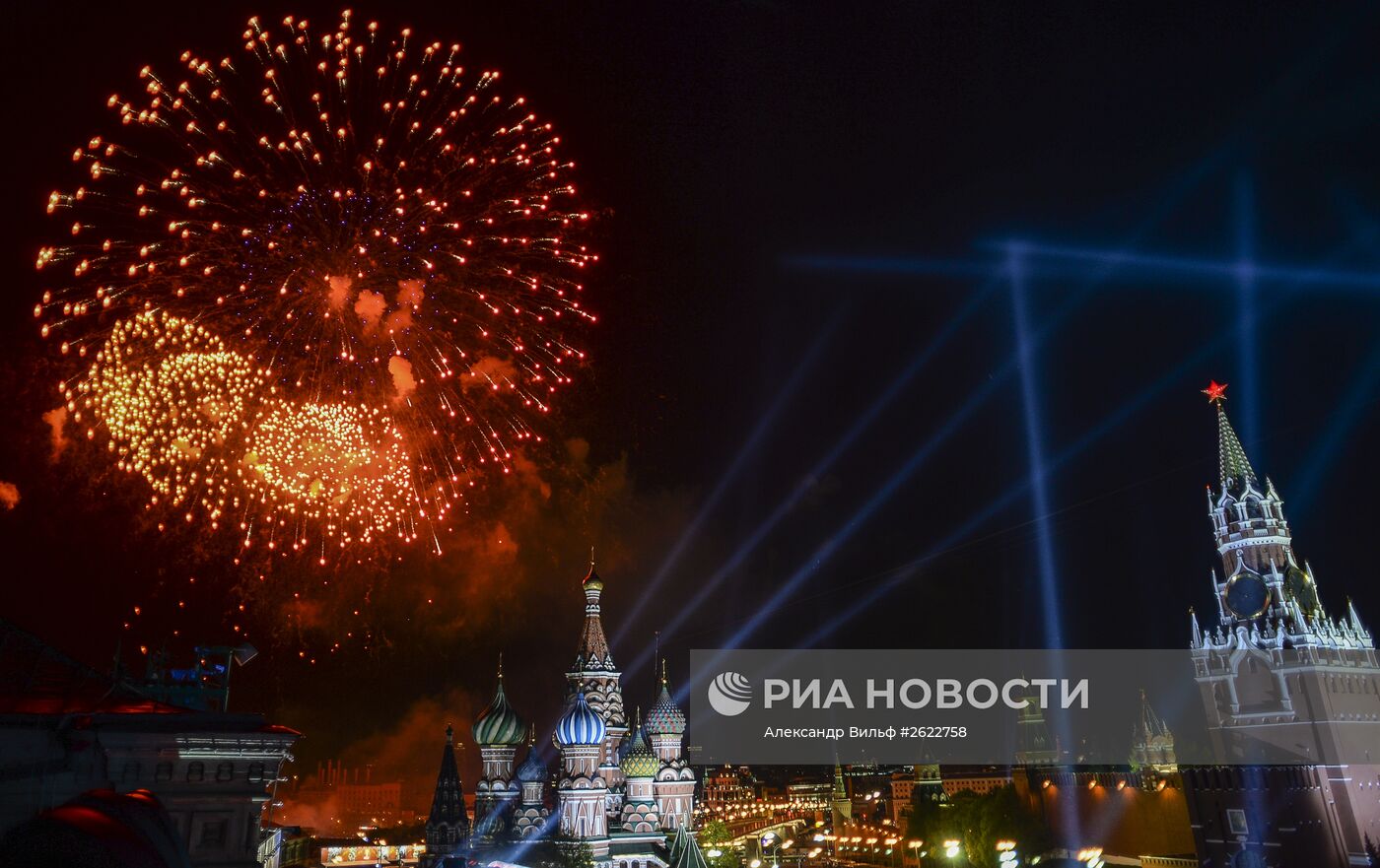Праздничный салют в Москве в честь 70-летия Победы в Великой Отечественной войне 1941-1945 годов