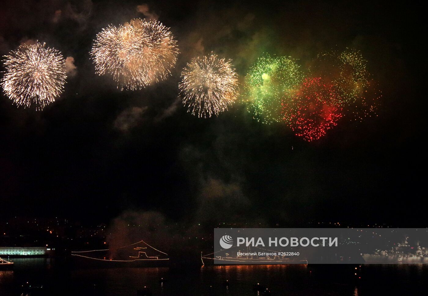 Праздничный салют в честь Дня Победы в Севастополе