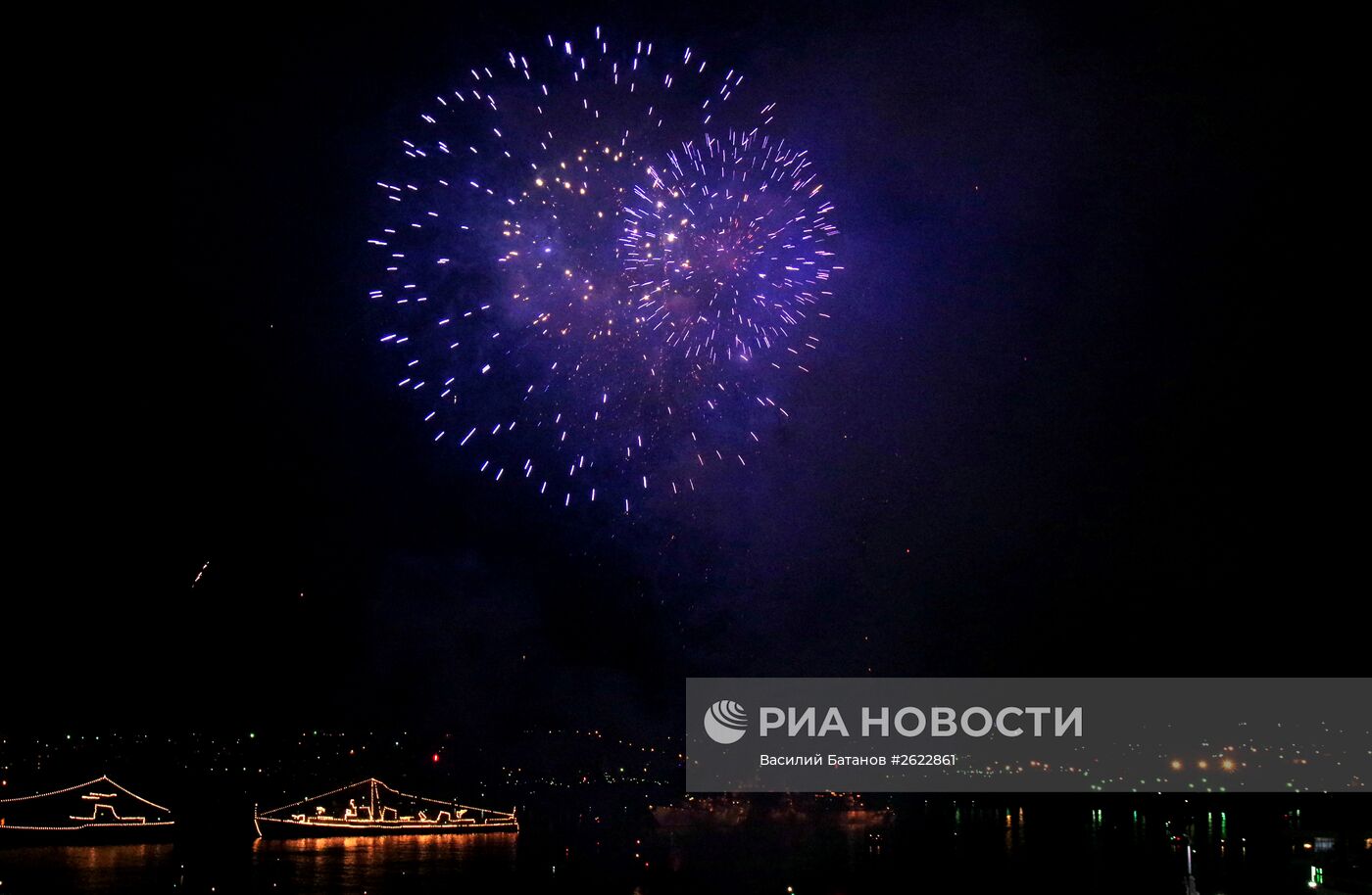 Праздничный салют в честь Дня Победы в Севастополе