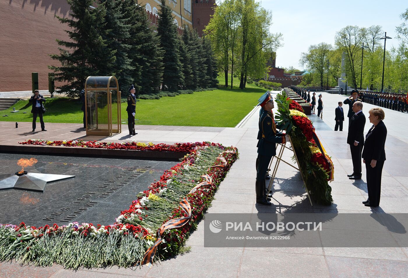 Церемония возложения цветов к Могиле Неизвестного солдата президентом РФ В.Путиным и канцлером Германии А.Меркель