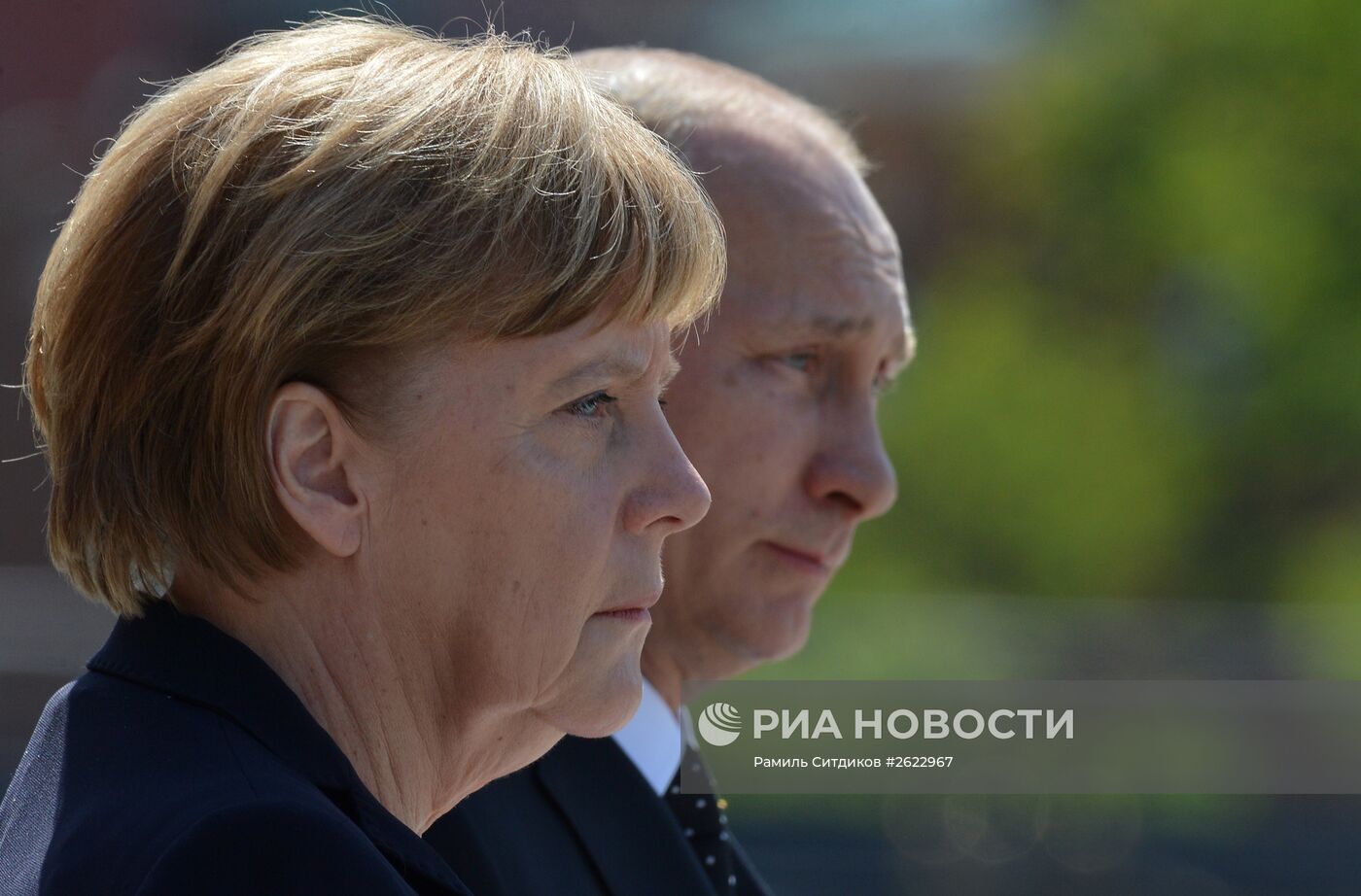 Церемония возложения цветов к Могиле Неизвестного солдата президентом РФ В.Путиным и канцлером Германии А.Меркель