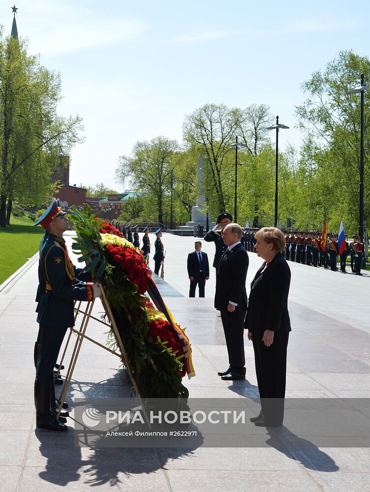 Церемония возложения цветов к Могиле Неизвестного солдата президентом РФ В.Путиным и канцлером Германии А.Меркель