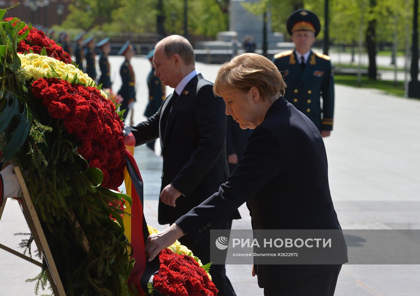 Церемония возложения цветов к Могиле Неизвестного солдата президентом РФ В.Путиным и канцлером Германии А.Меркель