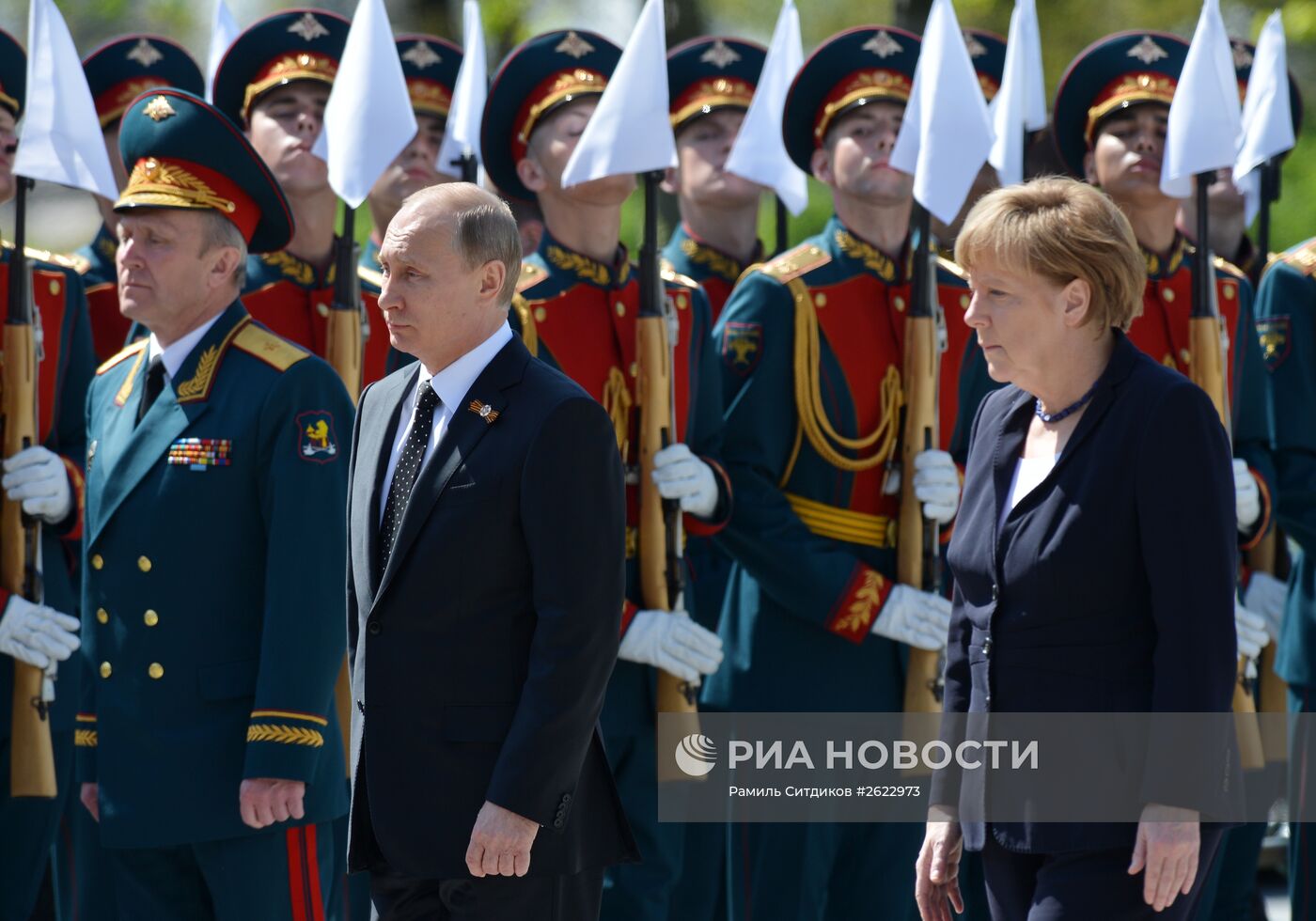 Церемония возложения цветов к Могиле Неизвестного солдата президентом РФ В.Путиным и канцлером Германии А.Меркель