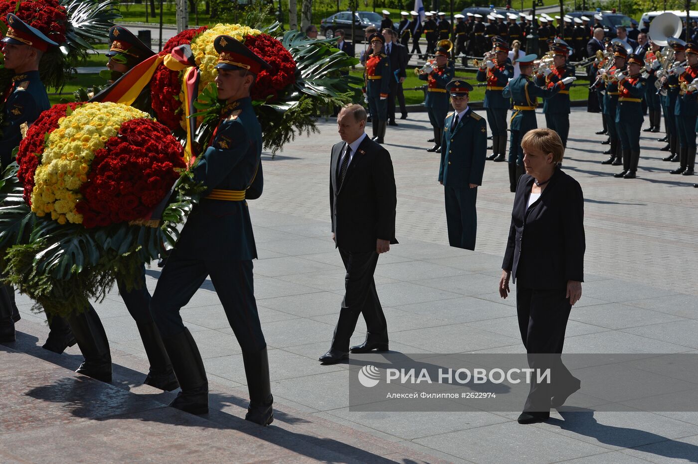 Церемония возложения цветов к Могиле Неизвестного солдата президентом РФ В.Путиным и канцлером Германии А.Меркель