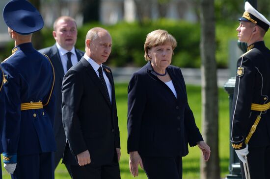Церемония возложения цветов к Могиле Неизвестного солдата президентом РФ В.Путиным и канцлером Германии А.Меркель