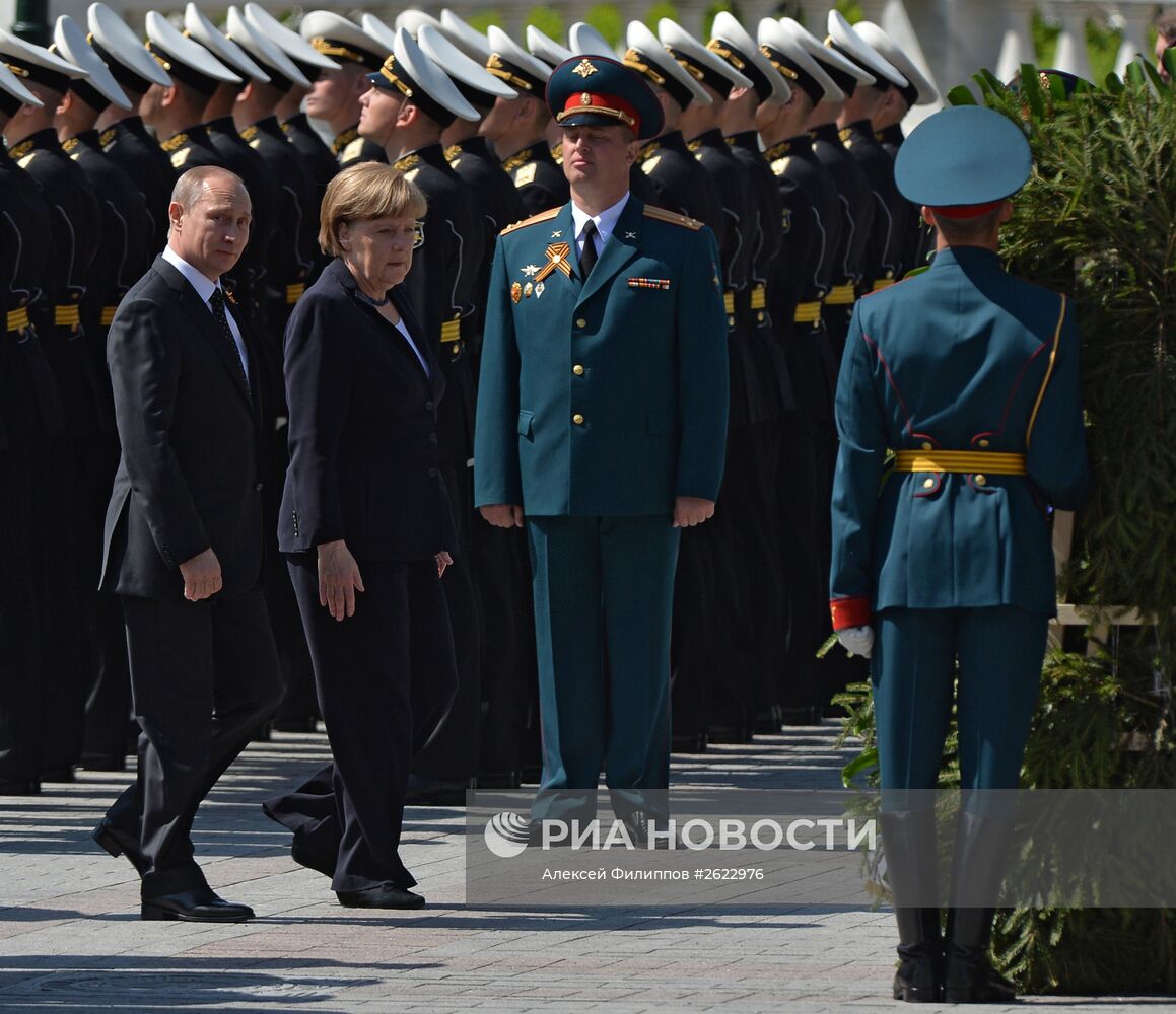 Церемония возложения цветов к Могиле Неизвестного солдата президентом РФ В.Путиным и канцлером Германии А.Меркель