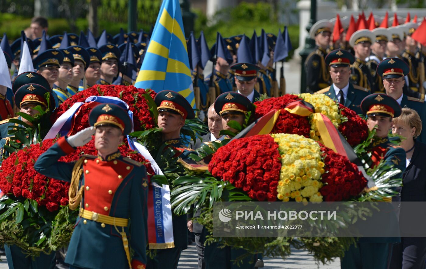 Церемония возложения цветов к Могиле Неизвестного солдата президентом РФ В.Путиным и канцлером Германии А.Меркель