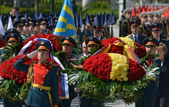 Церемония возложения цветов к Могиле Неизвестного солдата президентом РФ В.Путиным и канцлером Германии А.Меркель