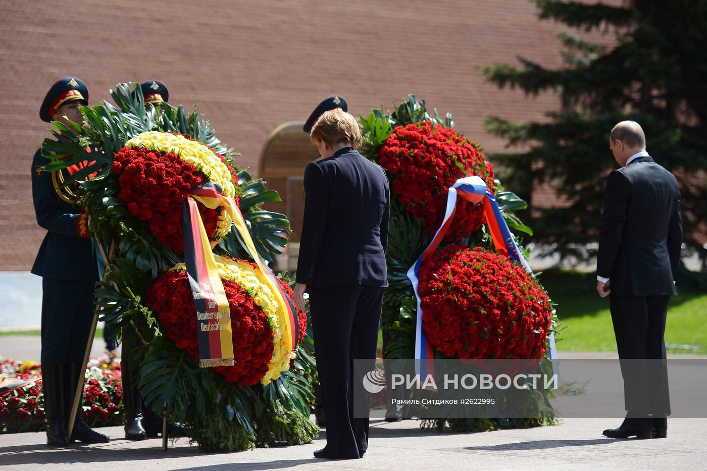 Церемония возложения цветов к Могиле Неизвестного солдата президентом РФ В.Путиным и канцлером Германии А.Меркель