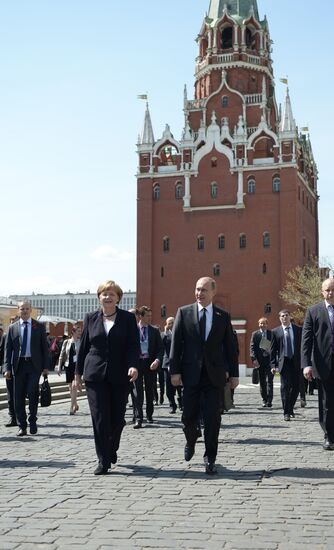 Церемония возложения цветов к Могиле Неизвестного солдата президентом РФ В.Путиным и канцлером Германии А.Меркель