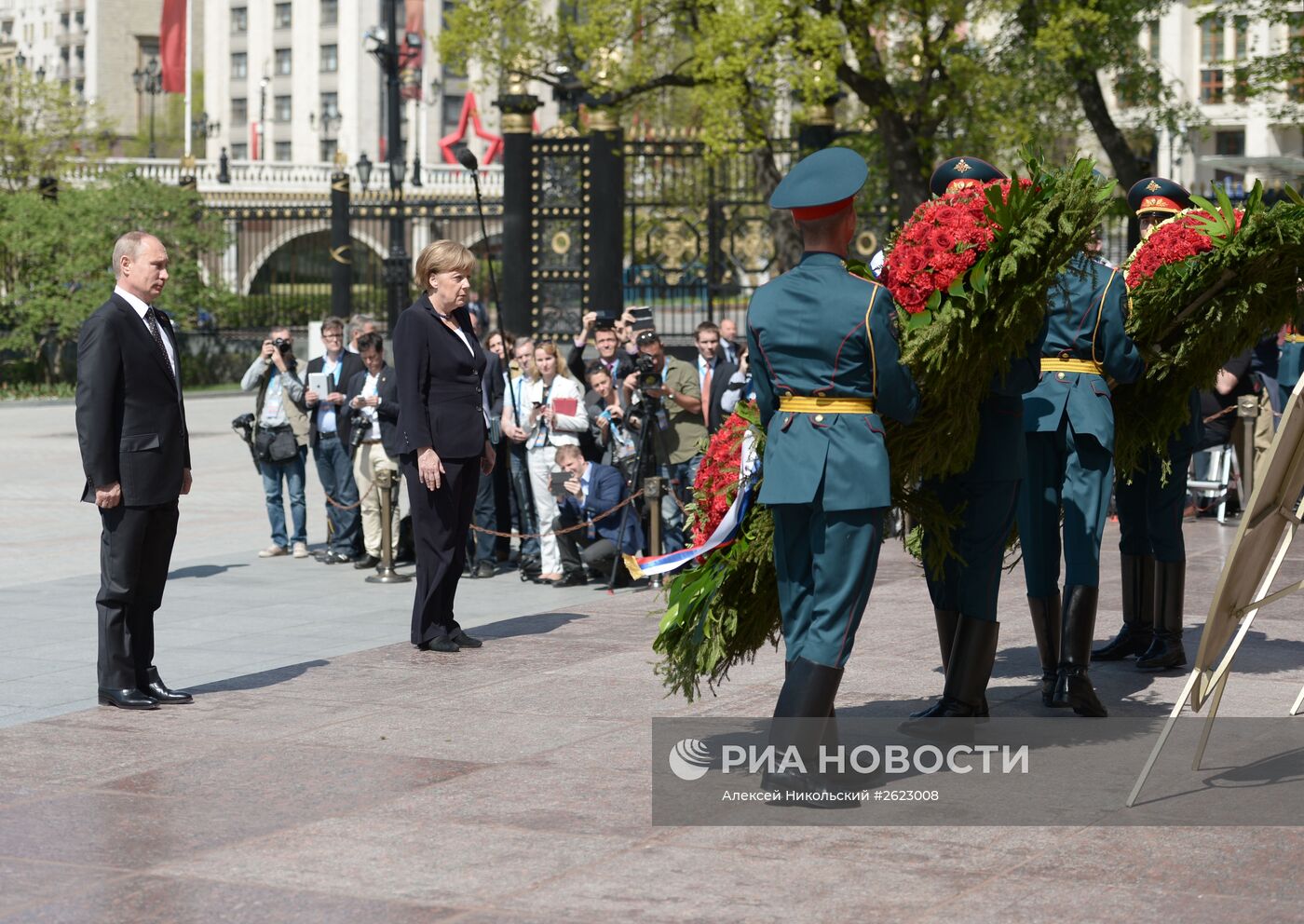 Церемония возложения цветов к Могиле Неизвестного солдата президентом РФ В.Путиным и канцлером Германии А.Меркель