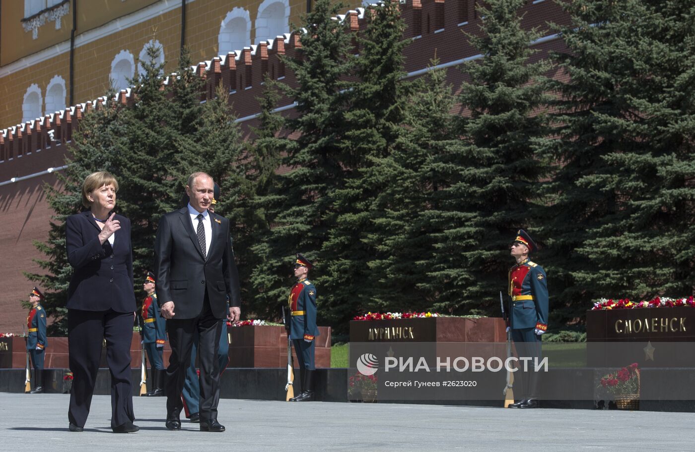 Церемония возложения цветов к Могиле Неизвестного солдата президентом РФ В.Путиным и канцлером Германии А.Меркель