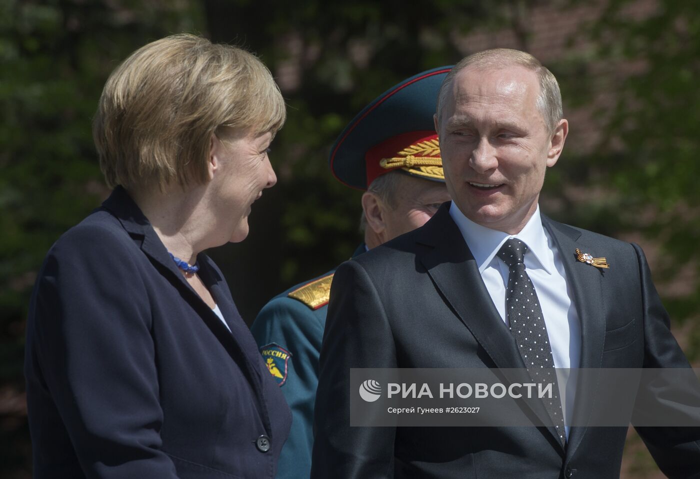 Церемония возложения цветов к Могиле Неизвестного солдата президентом РФ В.Путиным и канцлером Германии А.Меркель