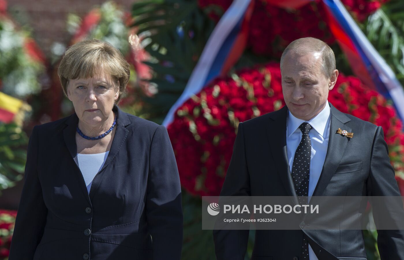 Церемония возложения цветов к Могиле Неизвестного солдата президентом РФ В.Путиным и канцлером Германии А.Меркель