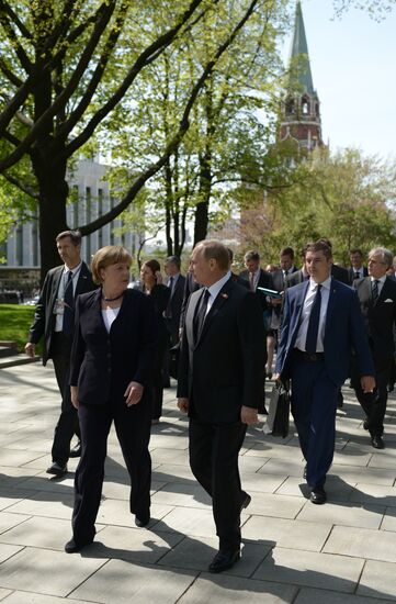 Церемония возложения цветов к Могиле Неизвестного солдата президентом РФ В.Путиным и канцлером Германии А.Меркель