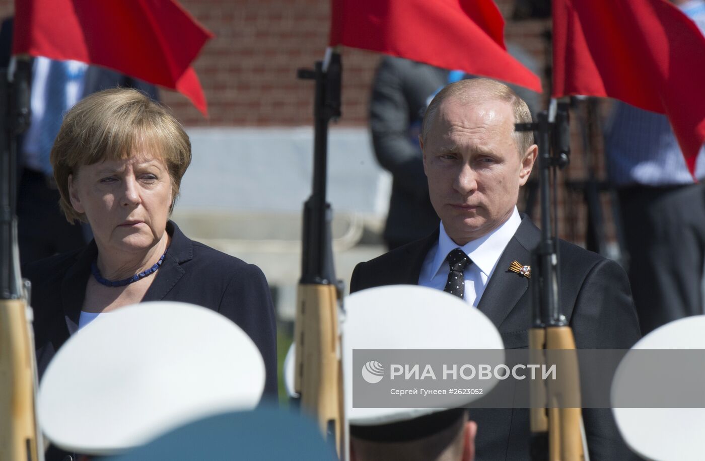 Церемония возложения цветов к Могиле Неизвестного солдата президентом РФ В.Путиным и канцлером Германии А.Меркель