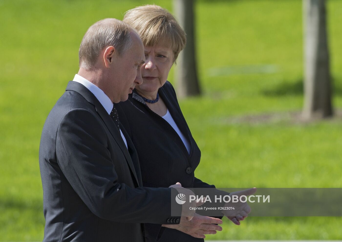 Церемония возложения цветов к Могиле Неизвестного солдата президентом РФ В.Путиным и канцлером Германии А.Меркель