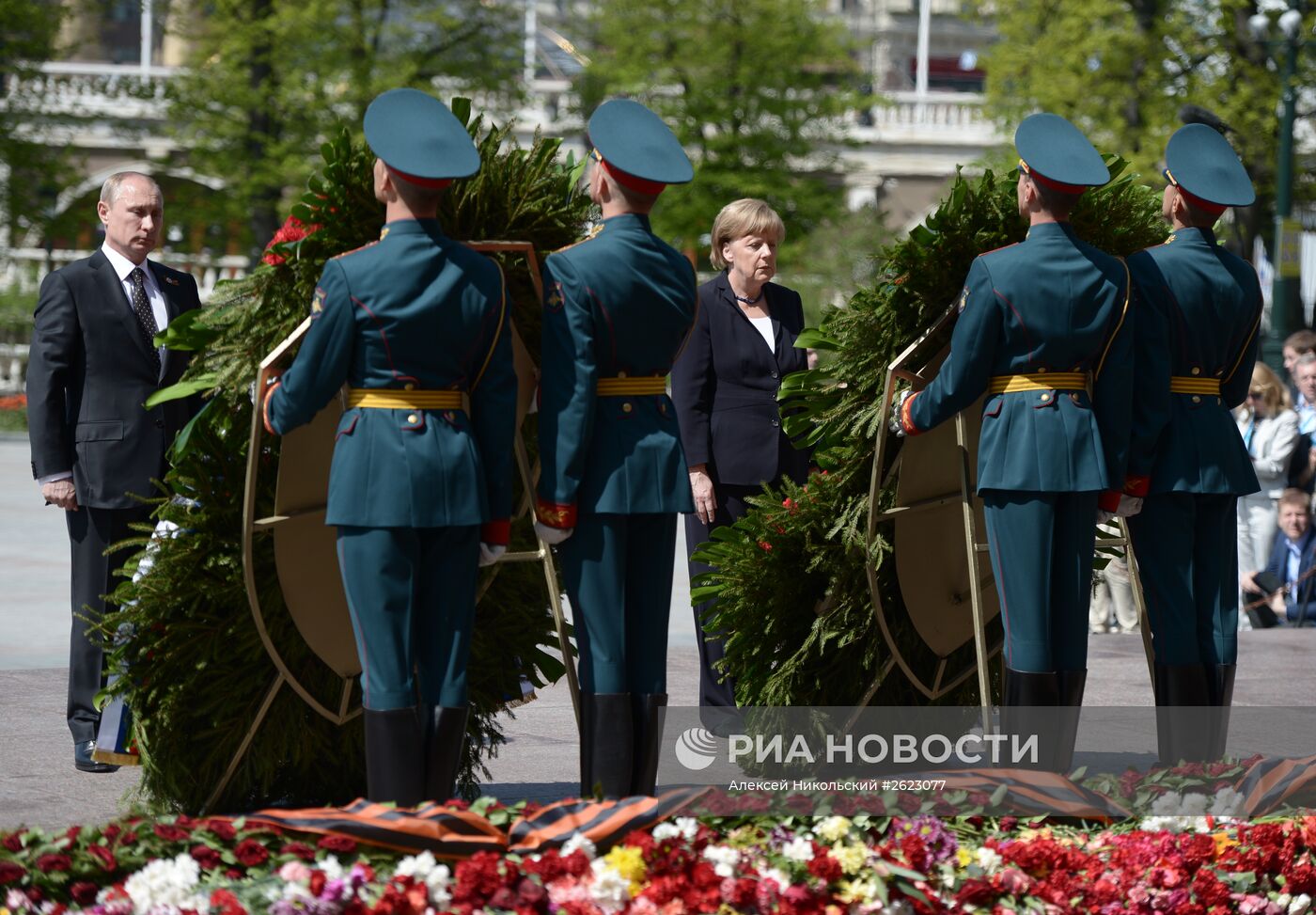 Церемония возложения цветов к Могиле Неизвестного солдата президентом РФ В.Путиным и канцлером Германии А.Меркель