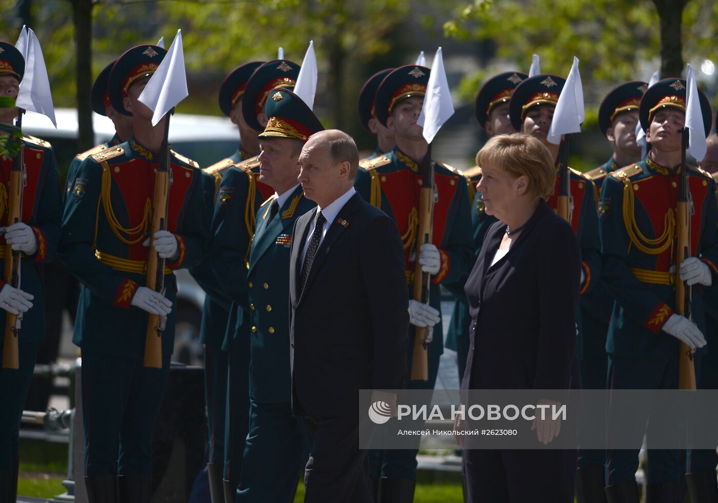 Церемония возложения цветов к Могиле Неизвестного солдата президентом РФ В.Путиным и канцлером Германии А.Меркель