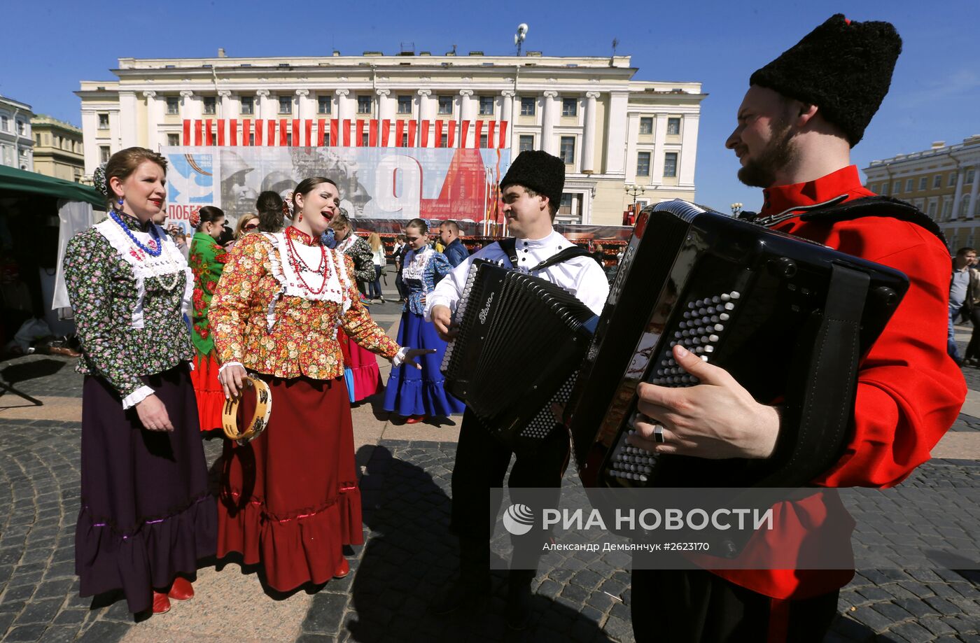 Народные гуляния на Дворцовой пощади в Санкт-Петербурге