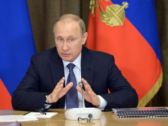Президент России В.Путин провел совещание с руководством министерства обороны и представителями ВПК