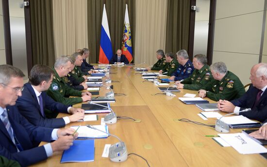 Президент России В.Путин провел совещание с руководством министерства обороны и представителями ВПК